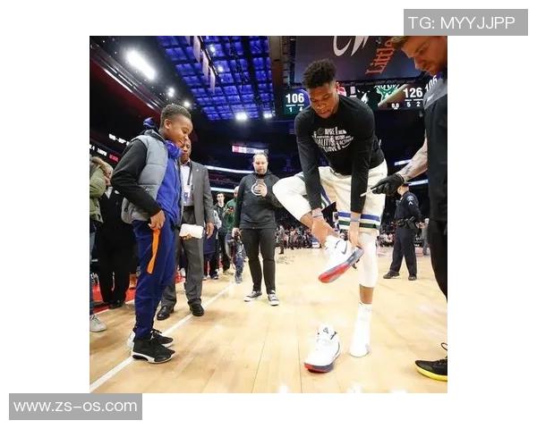 镜头捕捉：字母哥赛场小动作引发热议