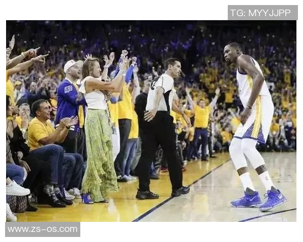 神级吊射震惊全场 中场远程世界波破门引爆全场热潮